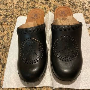 New black lucky brand clogs